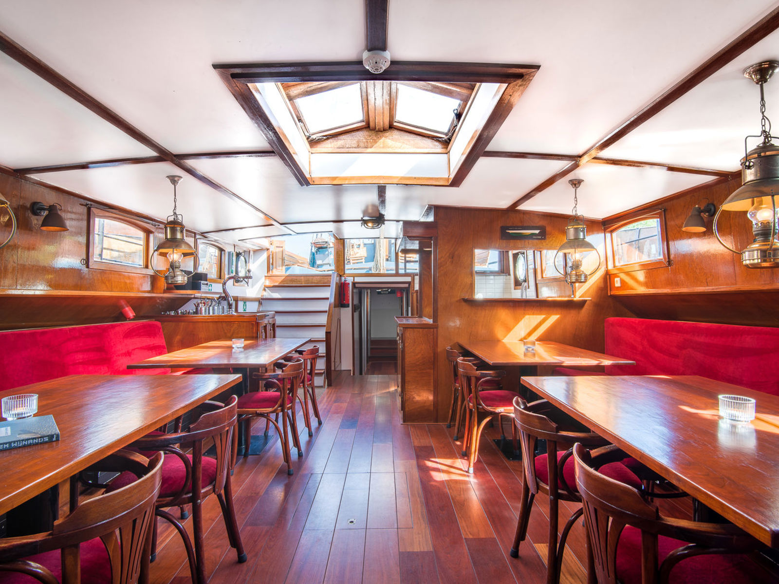 Sterrenwind salon onderdek, unter dek, below dek