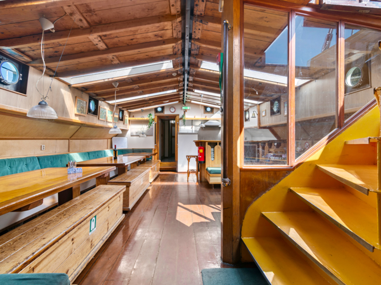 Pelikaan Onderdeks Unter Deck Below Deck