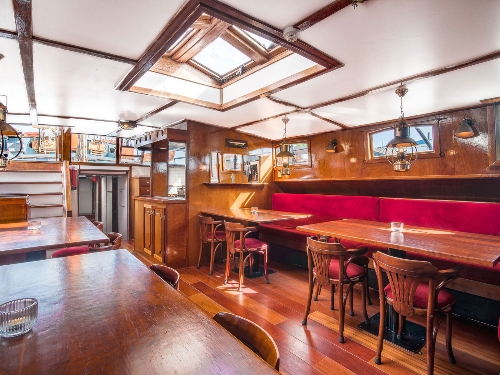 Sterrenwind salon onderdek, unter dek, below dek