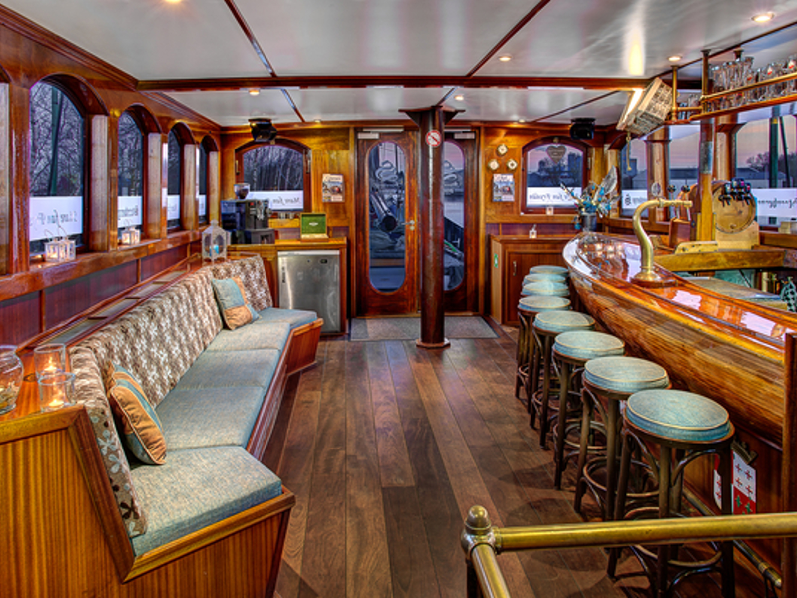 Mare Van Fryslan bar