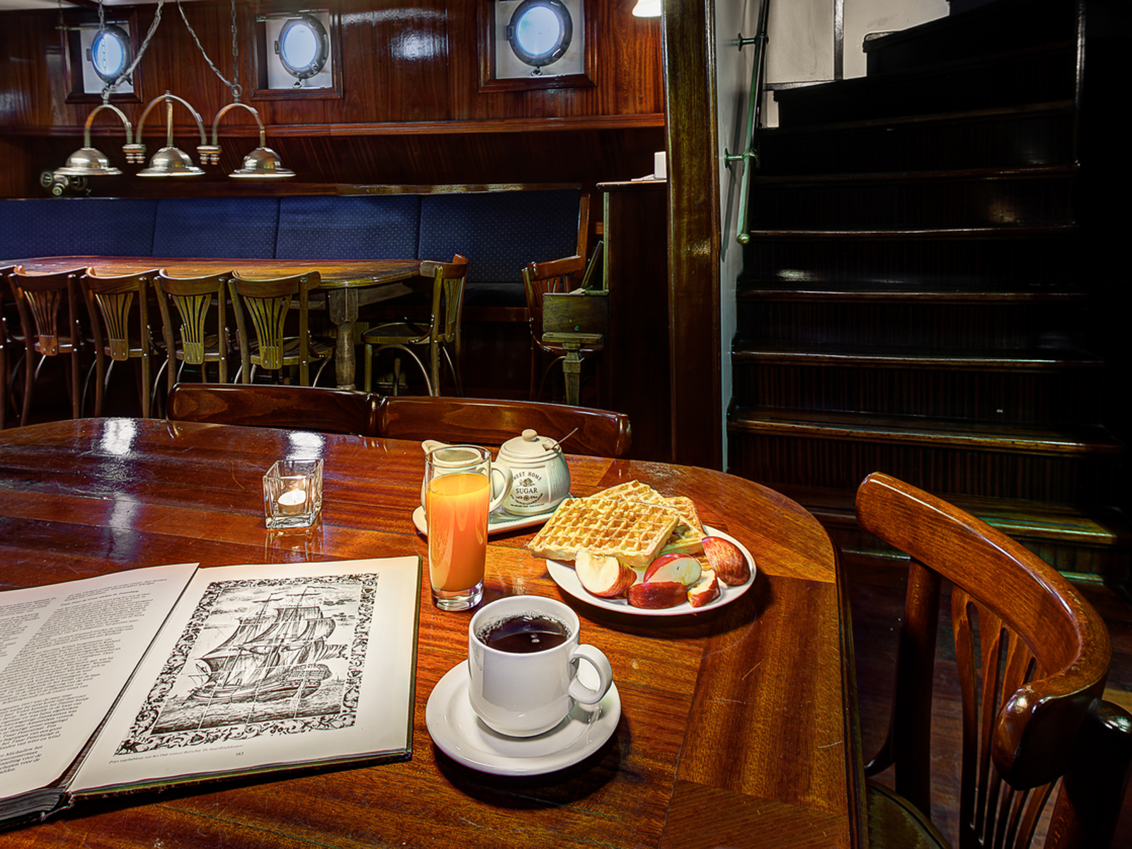 onderdeks, unterdeks, below dek salon