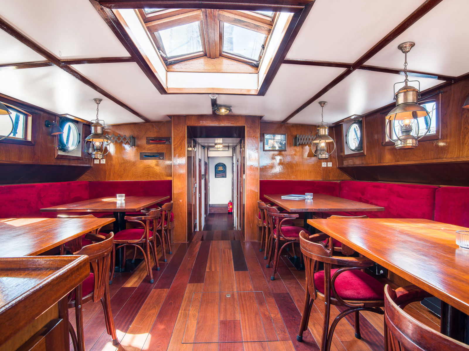 Sterrenwind salon onderdek, unter dek, below dek