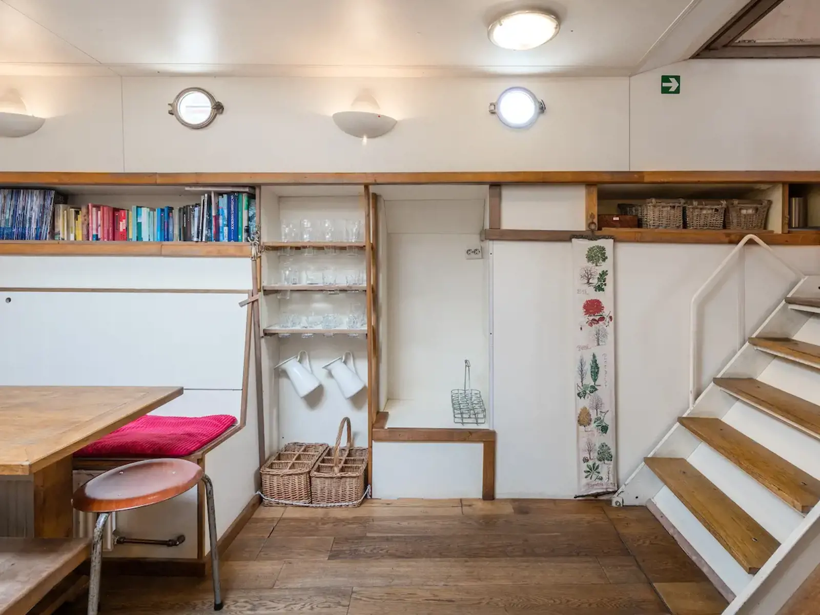 De Vrouw Dina Entree Salon