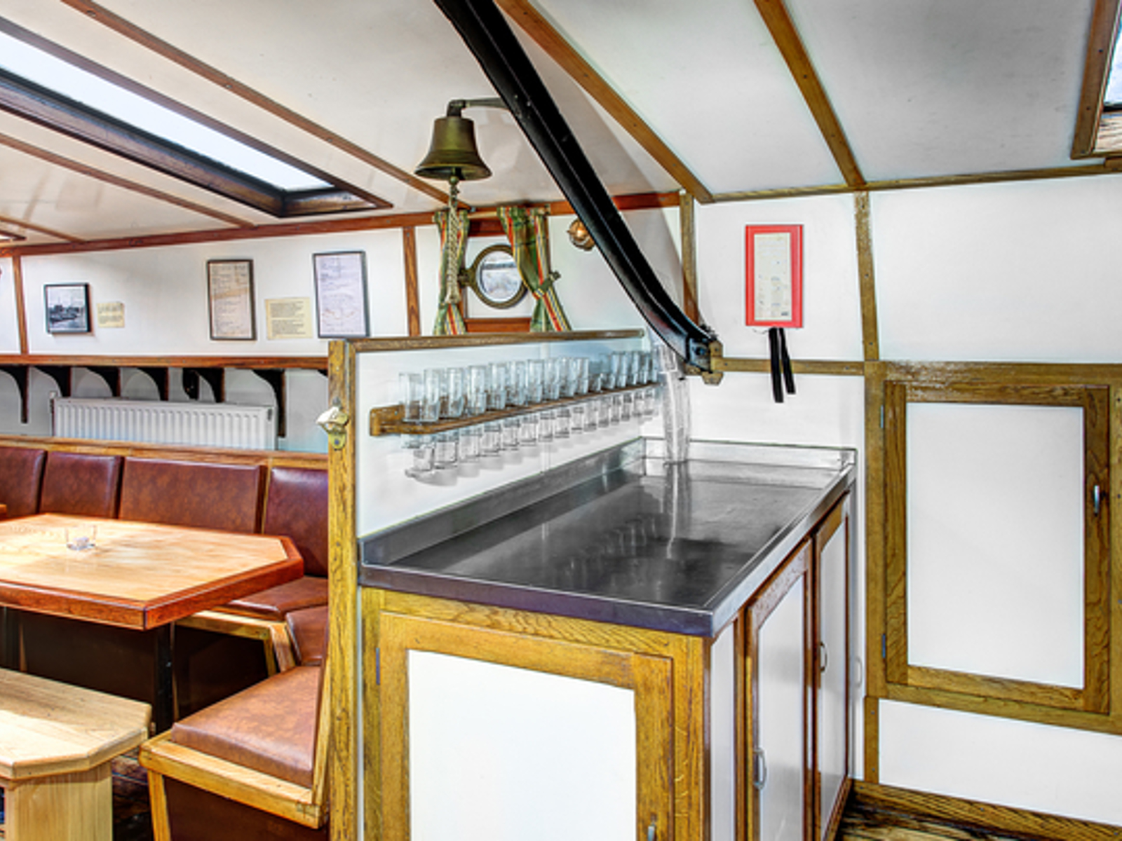 Alida salon bar