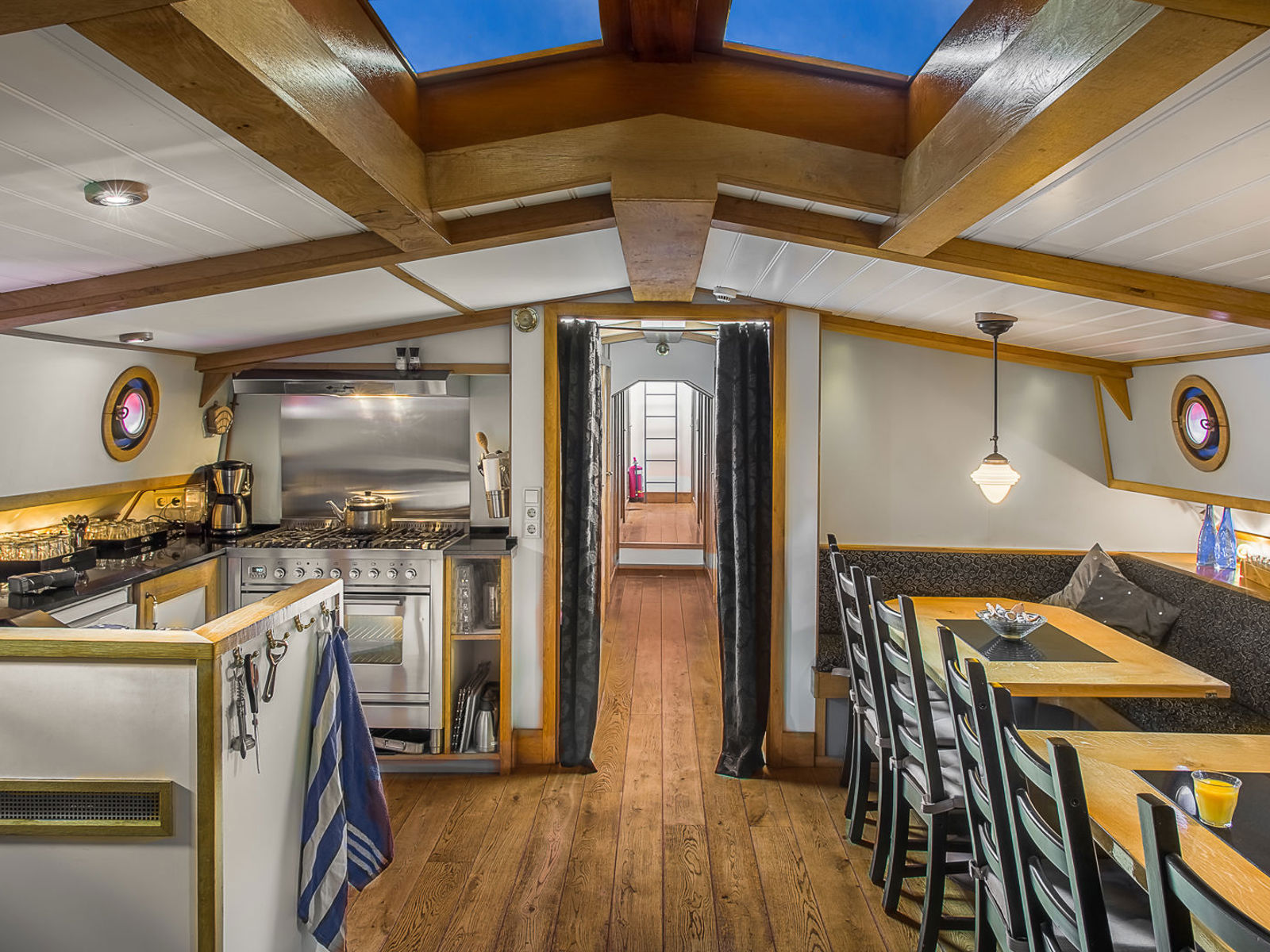 zwarte valk binnen / drinnen / inside
