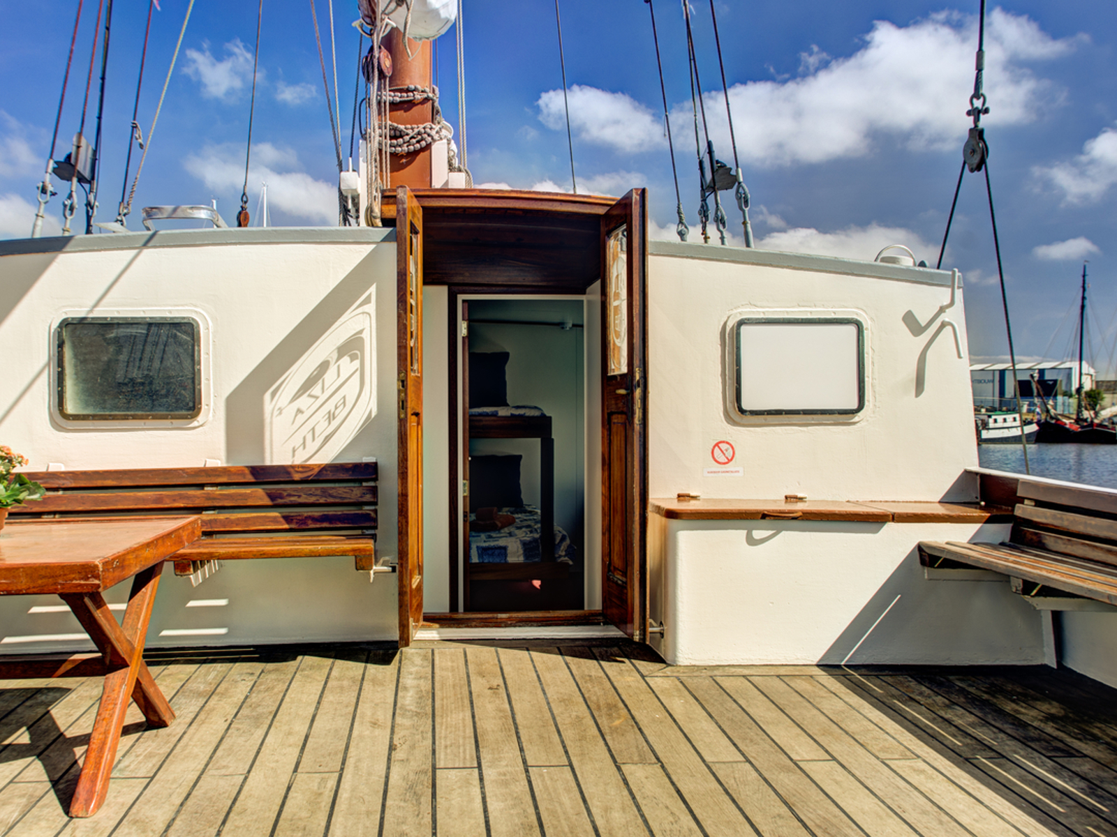 Elizabeth aan dek, on deck