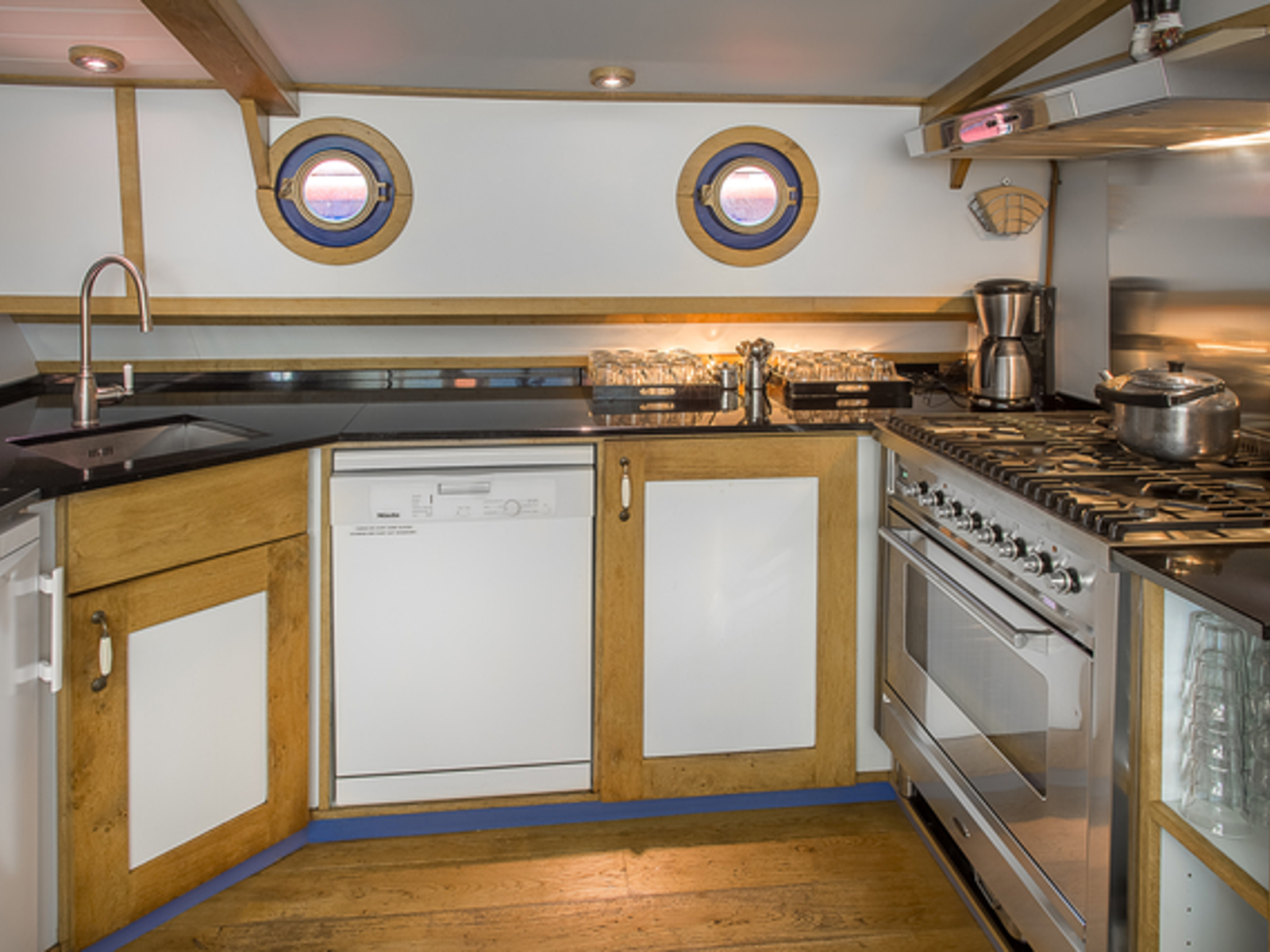 Zwarte Valk Kombuis / galley / Kombuse