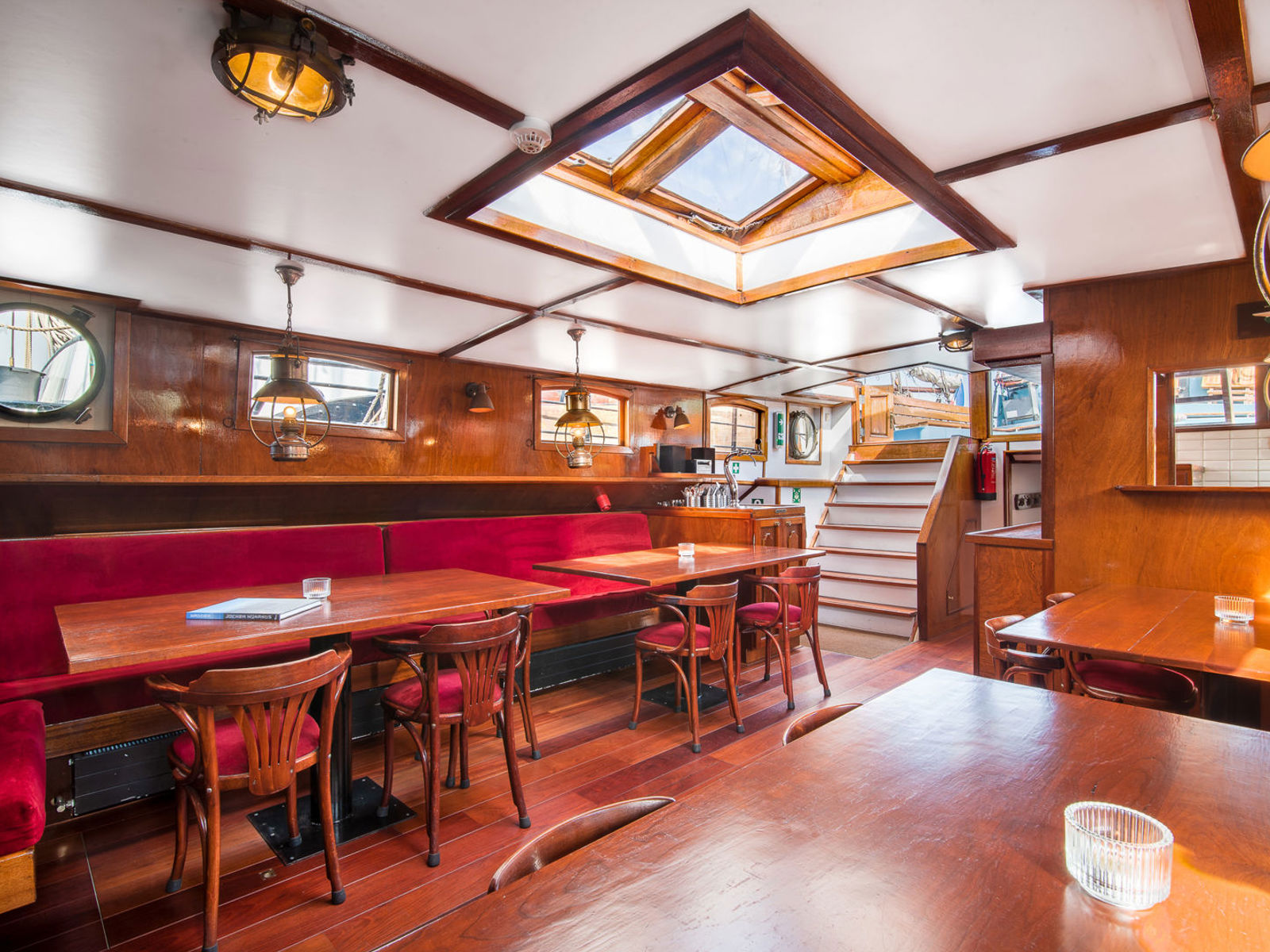 Sterrenwind salon onderdek, unter dek, below dek