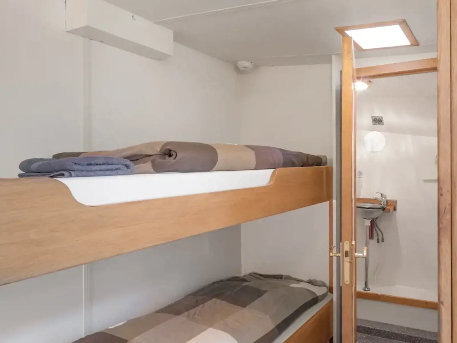 De Vrouw Dina Hut Kabine Cabin Sanitair