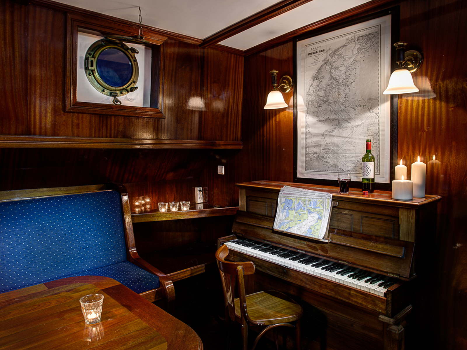 onderdeks, unterdeks, below dek salon, piano